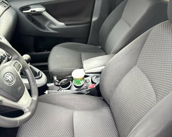 Серый Тойота Версо, объемом двигателя 2.2 л и пробегом 338 тыс. км за 7599 $, фото 12 на Automoto.ua