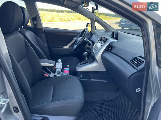 Серый Тойота Версо, объемом двигателя 2.2 л и пробегом 167 тыс. км за 10700 $, фото 16 на Automoto.ua