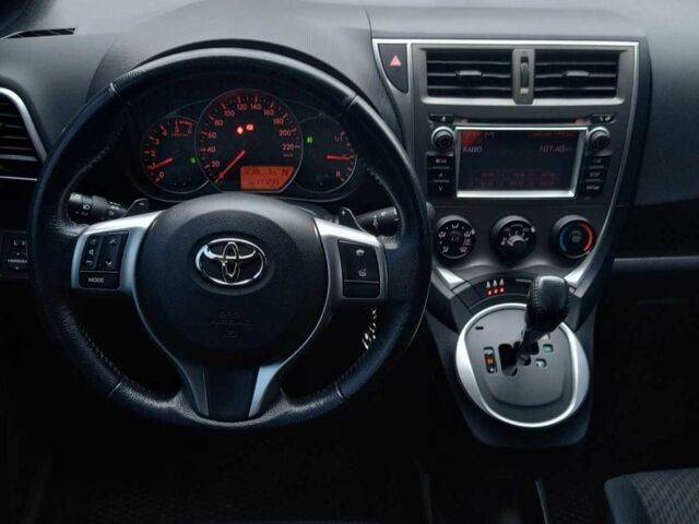 Серый Тойота Версо, объемом двигателя 1.4 л и пробегом 111 тыс. км за 8500 $, фото 3 на Automoto.ua