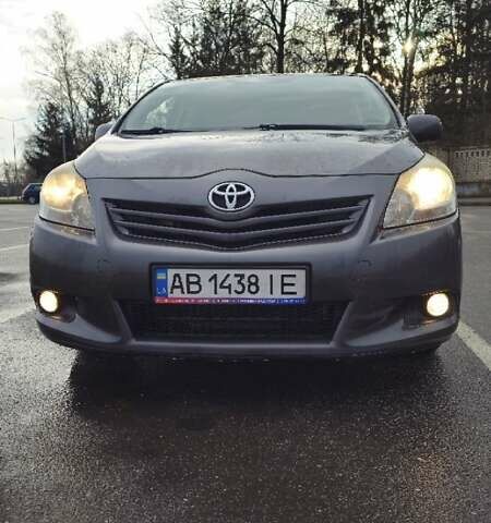 Серый Тойота Версо, объемом двигателя 1.8 л и пробегом 244 тыс. км за 11000 $, фото 3 на Automoto.ua