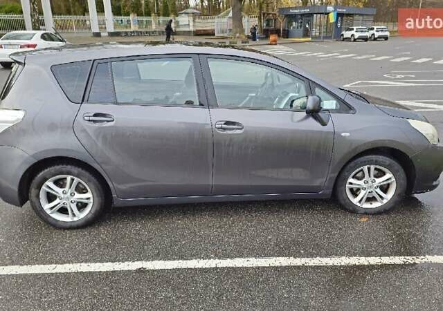 Серый Тойота Версо, объемом двигателя 1.8 л и пробегом 244 тыс. км за 11000 $, фото 6 на Automoto.ua