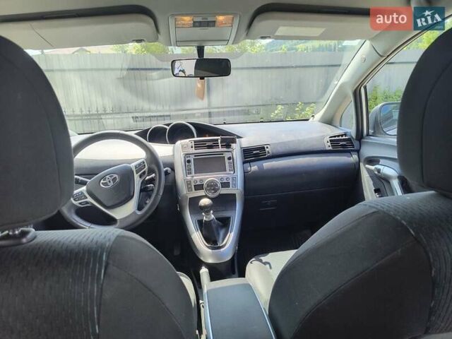 Серый Тойота Версо, объемом двигателя 2 л и пробегом 293 тыс. км за 8500 $, фото 7 на Automoto.ua