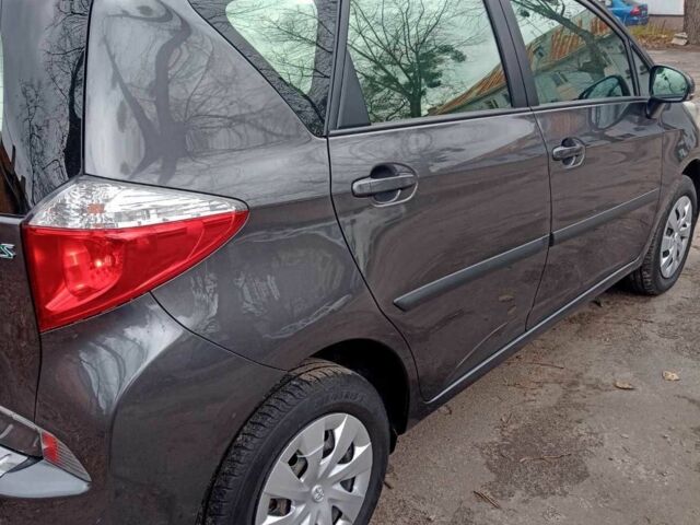 Серый Тойота Версо, объемом двигателя 1.4 л и пробегом 111 тыс. км за 8500 $, фото 6 на Automoto.ua