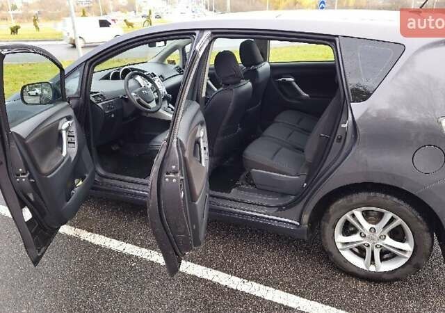 Серый Тойота Версо, объемом двигателя 1.8 л и пробегом 244 тыс. км за 11000 $, фото 7 на Automoto.ua