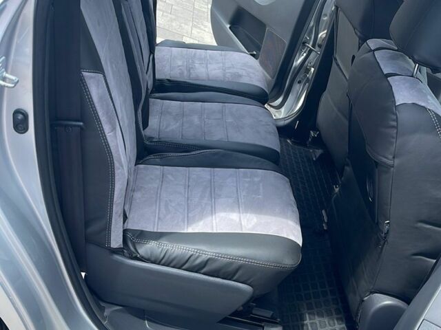 Серый Тойота Версо, объемом двигателя 1.6 л и пробегом 203 тыс. км за 10000 $, фото 3 на Automoto.ua