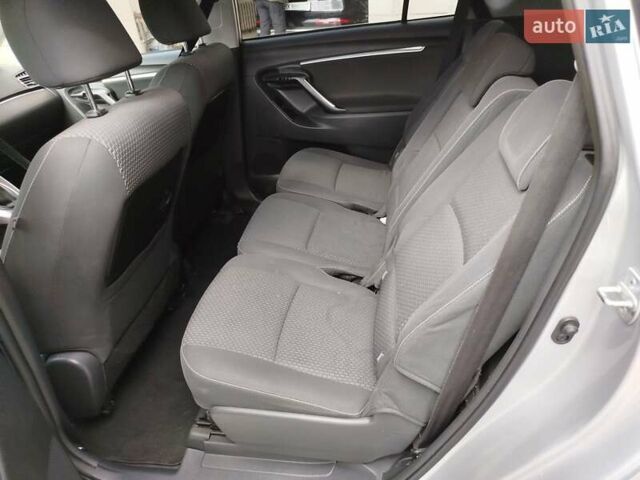 Сірий Тойота Версо, об'ємом двигуна 2 л та пробігом 233 тис. км за 10500 $, фото 24 на Automoto.ua