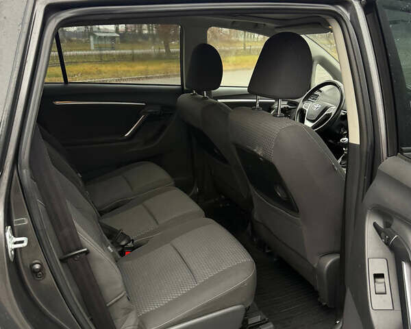 Сірий Тойота Версо, об'ємом двигуна 1.6 л та пробігом 183 тис. км за 10200 $, фото 23 на Automoto.ua