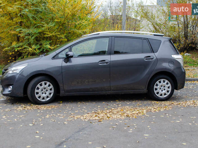 Серый Тойота Версо, объемом двигателя 1.6 л и пробегом 237 тыс. км за 10500 $, фото 1 на Automoto.ua