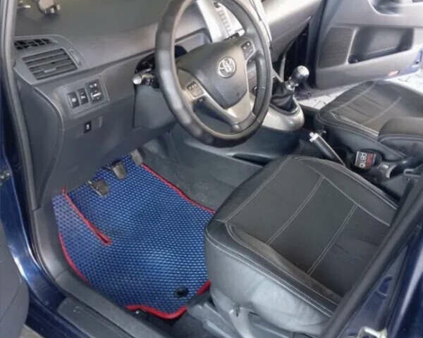 Синий Тойота Версо, объемом двигателя 2.2 л и пробегом 250 тыс. км за 8000 $, фото 4 на Automoto.ua