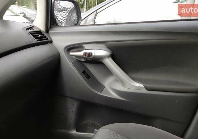 Синій Тойота Версо, об'ємом двигуна 2 л та пробігом 231 тис. км за 9200 $, фото 2 на Automoto.ua