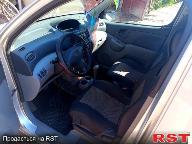 Серый Тойота Ярис Версо, объемом двигателя 1.3 л и пробегом 205 тыс. км за 3900 $, фото 2 на Automoto.ua