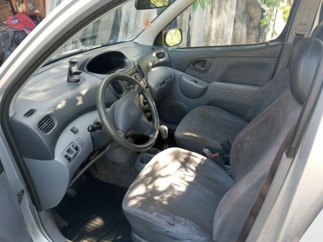 Сірий Тойота Яріс Версо, об'ємом двигуна 1.3 л та пробігом 389 тис. км за 0 $, фото 3 на Automoto.ua