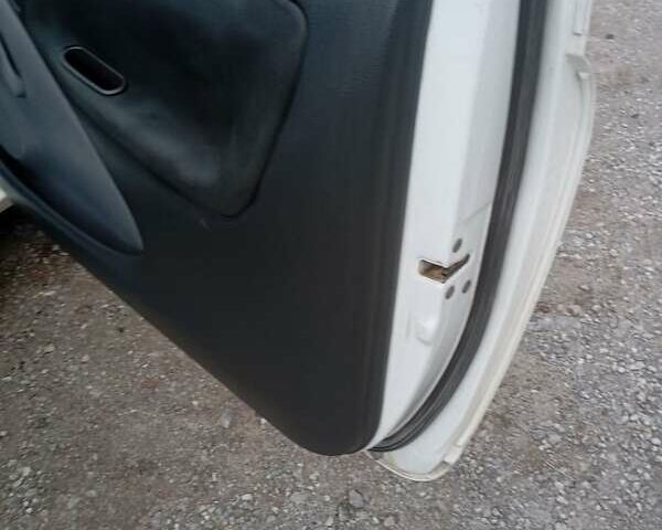 Белый Тойота Ярис, объемом двигателя 1 л и пробегом 350 тыс. км за 2300 $, фото 13 на Automoto.ua