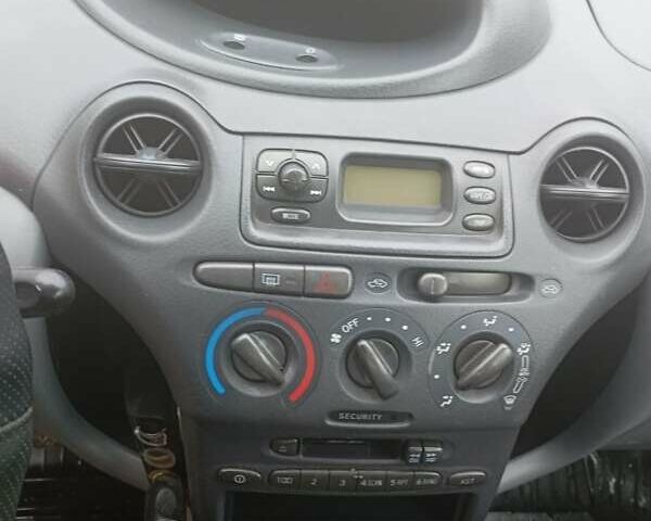 Белый Тойота Ярис, объемом двигателя 1 л и пробегом 350 тыс. км за 2300 $, фото 9 на Automoto.ua