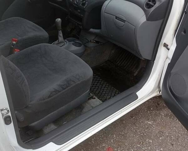 Белый Тойота Ярис, объемом двигателя 1 л и пробегом 350 тыс. км за 2300 $, фото 14 на Automoto.ua