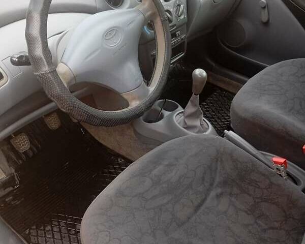 Белый Тойота Ярис, объемом двигателя 1 л и пробегом 350 тыс. км за 2300 $, фото 10 на Automoto.ua