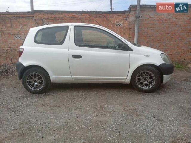 Белый Тойота Ярис, объемом двигателя 1 л и пробегом 350 тыс. км за 2300 $, фото 2 на Automoto.ua