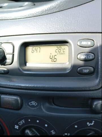 Белый Тойота Ярис, объемом двигателя 1 л и пробегом 350 тыс. км за 2300 $, фото 1 на Automoto.ua