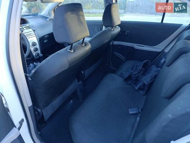 Білий Тойота Яріс, об'ємом двигуна 1.3 л та пробігом 290 тис. км за 5000 $, фото 8 на Automoto.ua