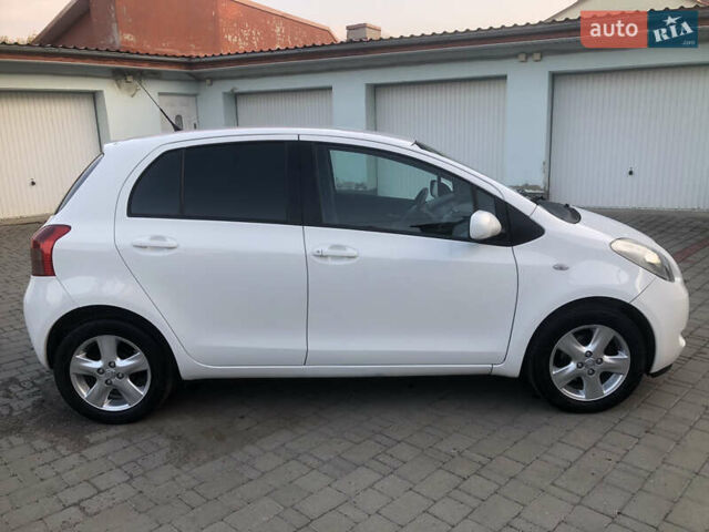 Білий Тойота Яріс, об'ємом двигуна 1.3 л та пробігом 190 тис. км за 6900 $, фото 6 на Automoto.ua