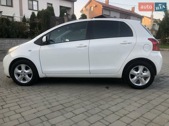 Білий Тойота Яріс, об'ємом двигуна 1.3 л та пробігом 190 тис. км за 6900 $, фото 2 на Automoto.ua