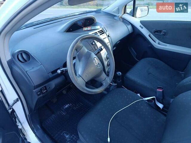 Білий Тойота Яріс, об'ємом двигуна 1.3 л та пробігом 290 тис. км за 5000 $, фото 9 на Automoto.ua