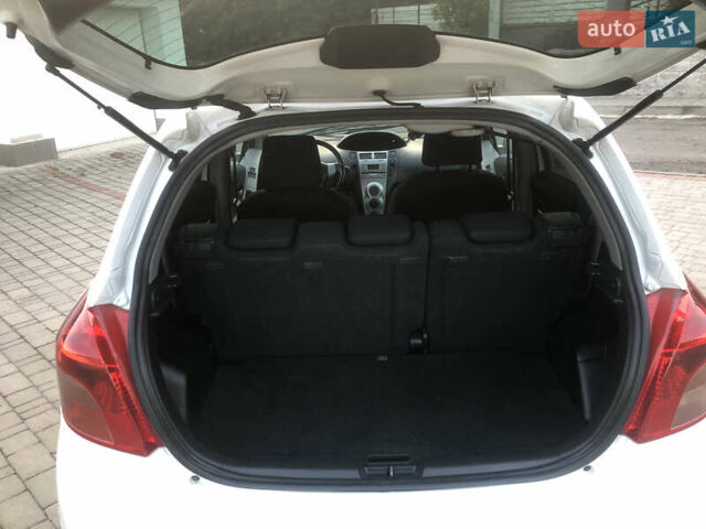 Білий Тойота Яріс, об'ємом двигуна 1.3 л та пробігом 190 тис. км за 6900 $, фото 8 на Automoto.ua