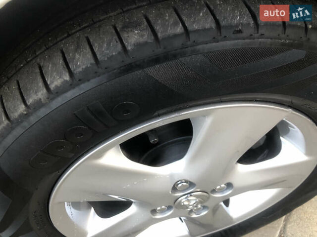 Білий Тойота Яріс, об'ємом двигуна 1.3 л та пробігом 190 тис. км за 6900 $, фото 7 на Automoto.ua