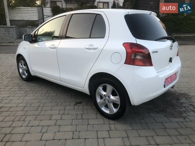 Білий Тойота Яріс, об'ємом двигуна 1.3 л та пробігом 190 тис. км за 6900 $, фото 3 на Automoto.ua