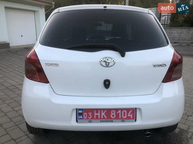 Білий Тойота Яріс, об'ємом двигуна 1.3 л та пробігом 190 тис. км за 6900 $, фото 4 на Automoto.ua