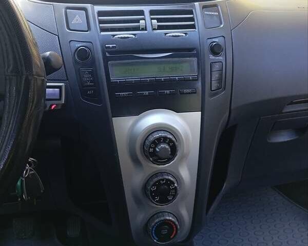Белый Тойота Ярис, объемом двигателя 1 л и пробегом 300 тыс. км за 4700 $, фото 1 на Automoto.ua