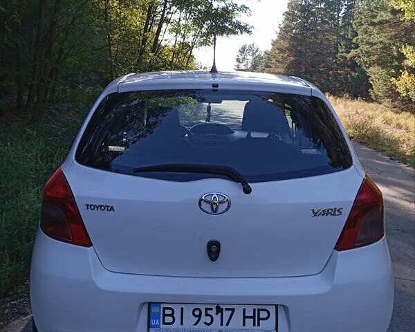 Белый Тойота Ярис, объемом двигателя 1 л и пробегом 300 тыс. км за 4700 $, фото 7 на Automoto.ua