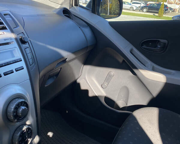 Белый Тойота Ярис, объемом двигателя 1.4 л и пробегом 229 тыс. км за 5000 $, фото 11 на Automoto.ua