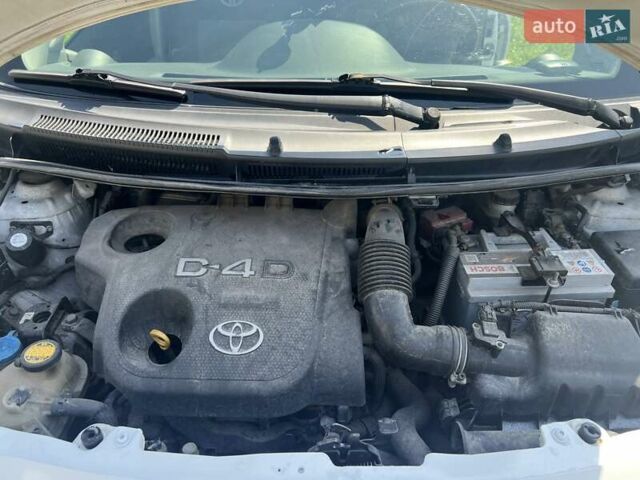 Белый Тойота Ярис, объемом двигателя 1.4 л и пробегом 236 тыс. км за 6800 $, фото 7 на Automoto.ua