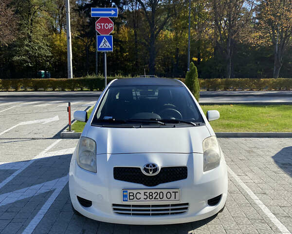 Белый Тойота Ярис, объемом двигателя 1.4 л и пробегом 229 тыс. км за 5000 $, фото 1 на Automoto.ua