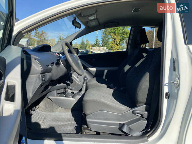 Белый Тойота Ярис, объемом двигателя 1.4 л и пробегом 229 тыс. км за 5000 $, фото 12 на Automoto.ua