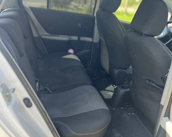 Белый Тойота Ярис, объемом двигателя 1.4 л и пробегом 236 тыс. км за 6800 $, фото 5 на Automoto.ua