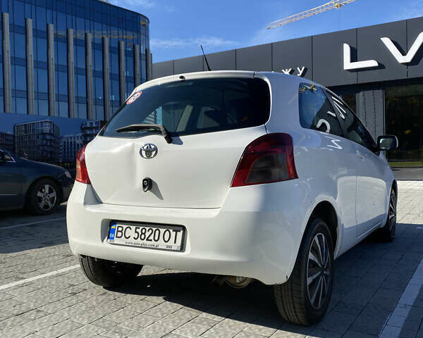 Белый Тойота Ярис, объемом двигателя 1.4 л и пробегом 229 тыс. км за 5000 $, фото 5 на Automoto.ua