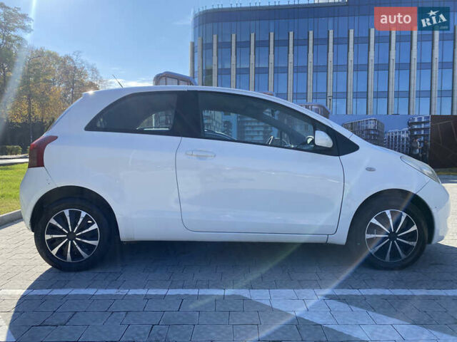 Белый Тойота Ярис, объемом двигателя 1.4 л и пробегом 229 тыс. км за 5000 $, фото 4 на Automoto.ua