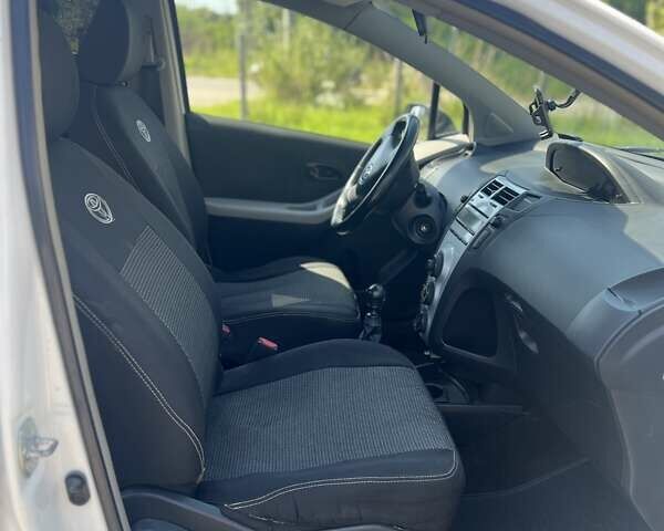 Белый Тойота Ярис, объемом двигателя 1.4 л и пробегом 236 тыс. км за 6800 $, фото 4 на Automoto.ua