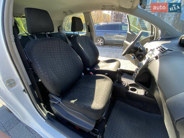 Белый Тойота Ярис, объемом двигателя 1.4 л и пробегом 229 тыс. км за 5000 $, фото 13 на Automoto.ua