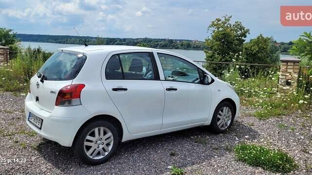Белый Тойота Ярис, объемом двигателя 1.4 л и пробегом 230 тыс. км за 6000 $, фото 3 на Automoto.ua