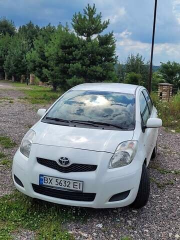 Белый Тойота Ярис, объемом двигателя 1.4 л и пробегом 230 тыс. км за 6000 $, фото 4 на Automoto.ua