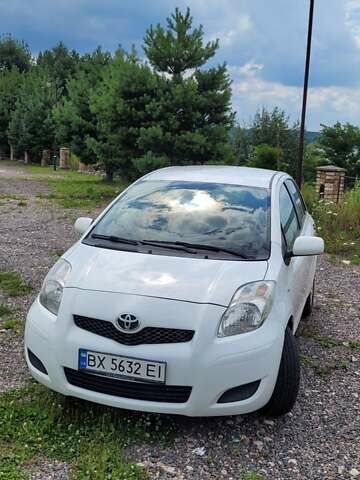 Белый Тойота Ярис, объемом двигателя 1.4 л и пробегом 230 тыс. км за 6000 $, фото 1 на Automoto.ua