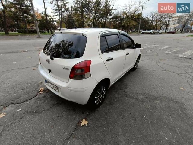 Белый Тойота Ярис, объемом двигателя 1 л и пробегом 196 тыс. км за 4800 $, фото 1 на Automoto.ua