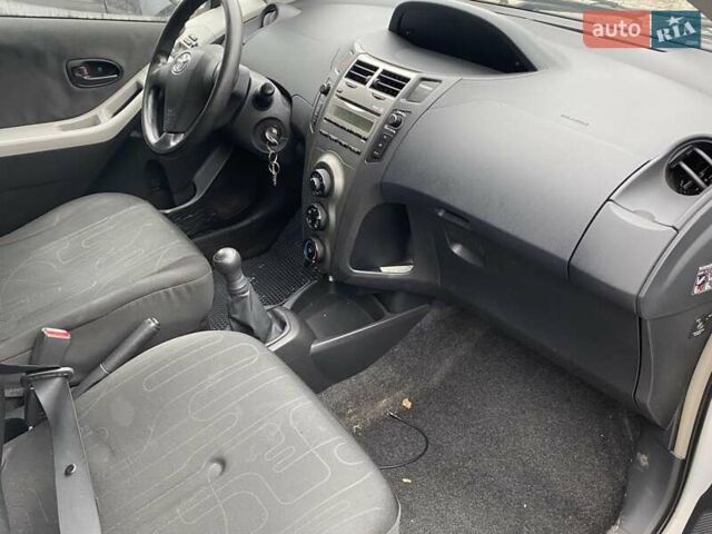 Белый Тойота Ярис, объемом двигателя 1 л и пробегом 214 тыс. км за 4800 $, фото 2 на Automoto.ua