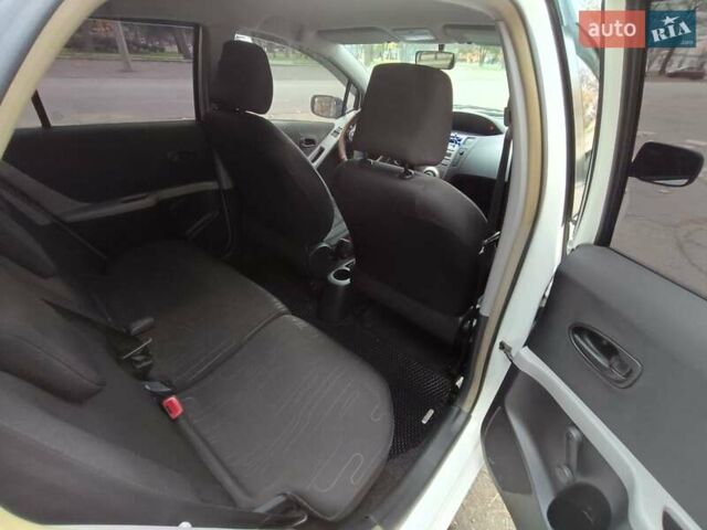 Белый Тойота Ярис, объемом двигателя 1 л и пробегом 196 тыс. км за 4800 $, фото 3 на Automoto.ua