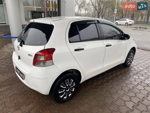 Білий Тойота Яріс, об'ємом двигуна 1 л та пробігом 197 тис. км за 5500 $, фото 4 на Automoto.ua