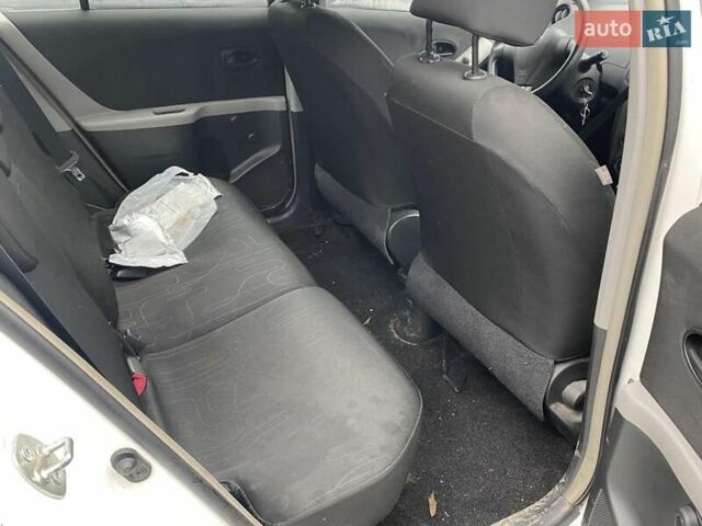 Белый Тойота Ярис, объемом двигателя 1 л и пробегом 214 тыс. км за 4800 $, фото 7 на Automoto.ua