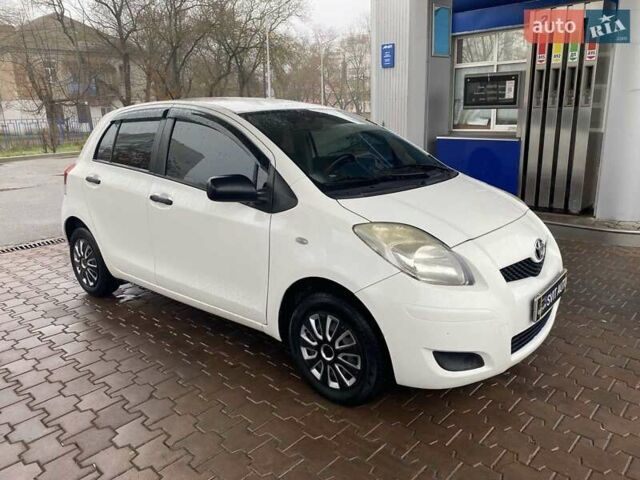 Білий Тойота Яріс, об'ємом двигуна 1 л та пробігом 197 тис. км за 5500 $, фото 2 на Automoto.ua